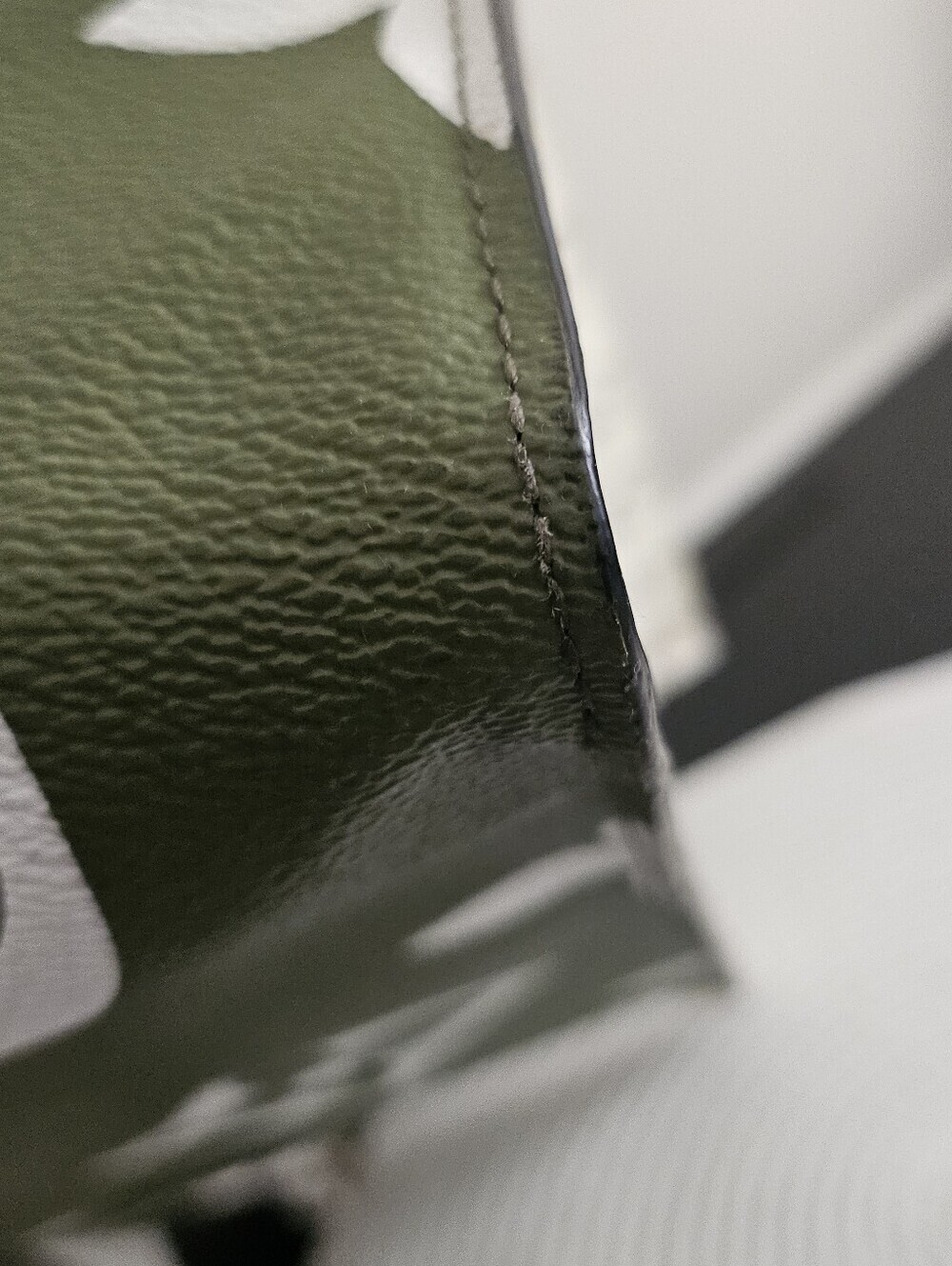 Louis Vuitton Onthego GM Giant Monogram Khaki/Beige Tote - Picture 11 of 16